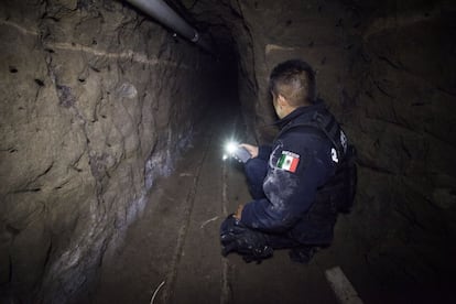 Un policía federal muestra el tunel por donde Joaquiín Guzmán Loera escapó de la cárcel del Altiplano