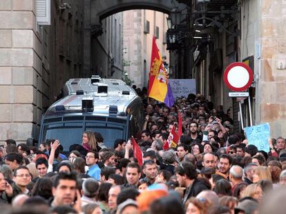 El gentío abarrota los aledaños de la plaza Sant Jaume de Barcelona en protesta por el tijeretazo en  Sanidad y Educación en Cataluña.