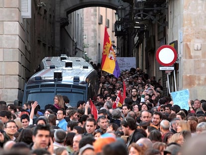 El gentío abarrota los aledaños de la plaza Sant Jaume de Barcelona en protesta por el tijeretazo en  Sanidad y Educación en Cataluña.