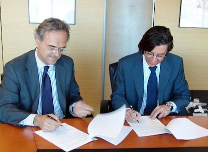 Firma de la renovación del acuerdo de patrocinio de Endesa a <i>El País de los Estudiantes,</i> con Pedro García Guillén, director general de EL PAÍS, a la izquierda, y Pío Cabanillas, director general de Comunicación de Endesa.