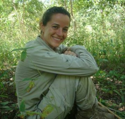 La investigadora Liliana Pacheco, escuchando a los chimpancés.