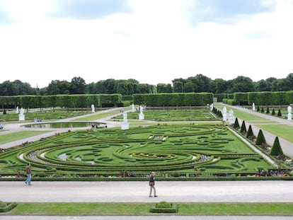Herrenhausen, antiguo palacio de verano, y sus jardines de estilo barroco son el principal atractivo de Hannover. El estilo salta a la vista: arbustos grandes, césped pequeño, árboles recortados formando figuras, estatuas blancas y líneas simétricas.