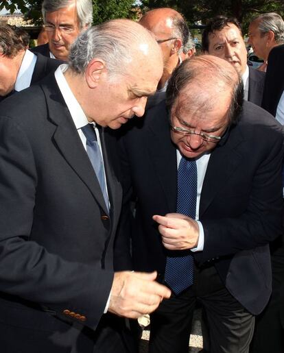 El ministro del Interior, Jorge Fernández Díaz (i), conversa con el presidente de Castilla-León, Juan Vicente Herrera (d), en el exterior del hospital Nuestra Señora de Sonsoles de Ávila, que ha visitado para interesarse por el estado de los heridos y acompañar a los familiares de los fallecidos en el accidente de autobús ocurrido en Tornadizos (Ávila), 7 de julio de 2013.