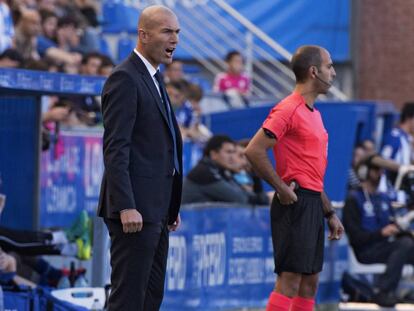 Zidane da indicaciones a sus jugadores durante el partido contra el Alav&eacute;s. 