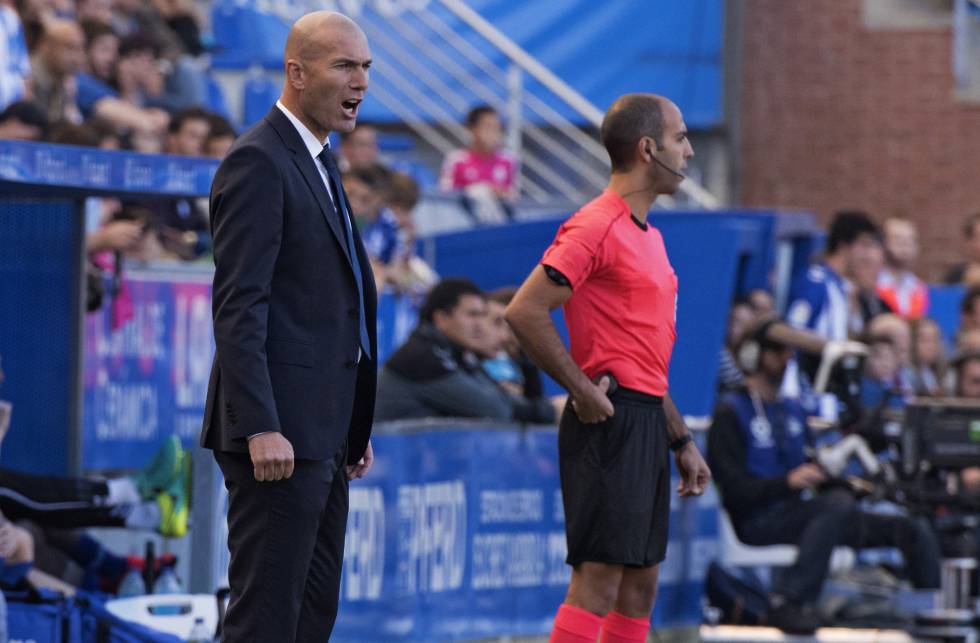 Zidane da indicaciones a sus jugadores durante el partido contra el Alav&eacute;s. 