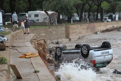 Camping de Los Alfaques, en Tarragona, tas las lluvias torrenciales. 