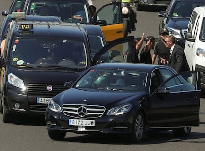 Un conductor de una licencia VTC se enfrenta a un grupo de taxistas que le arrojaron huevos al coche durante la marcha lenta por las calles de Barcelona.