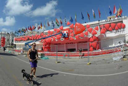 Vista de las preparativos finales puestos en marcha en el lugar del evento cerca de la playa del Lido antes del comienzo del 70 Festival de Venecia