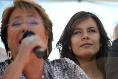 Bachelet, en primer t&eacute;rmino, con la socialista Camila Vallejo detr&aacute;s.