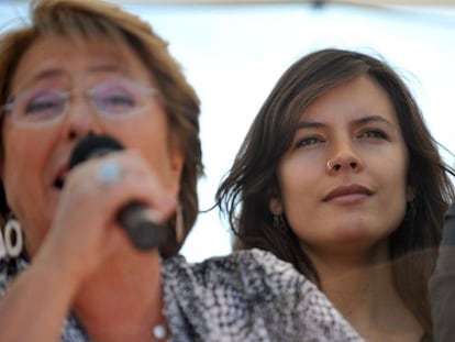 Bachelet, en primer t&eacute;rmino, con la socialista Camila Vallejo detr&aacute;s.