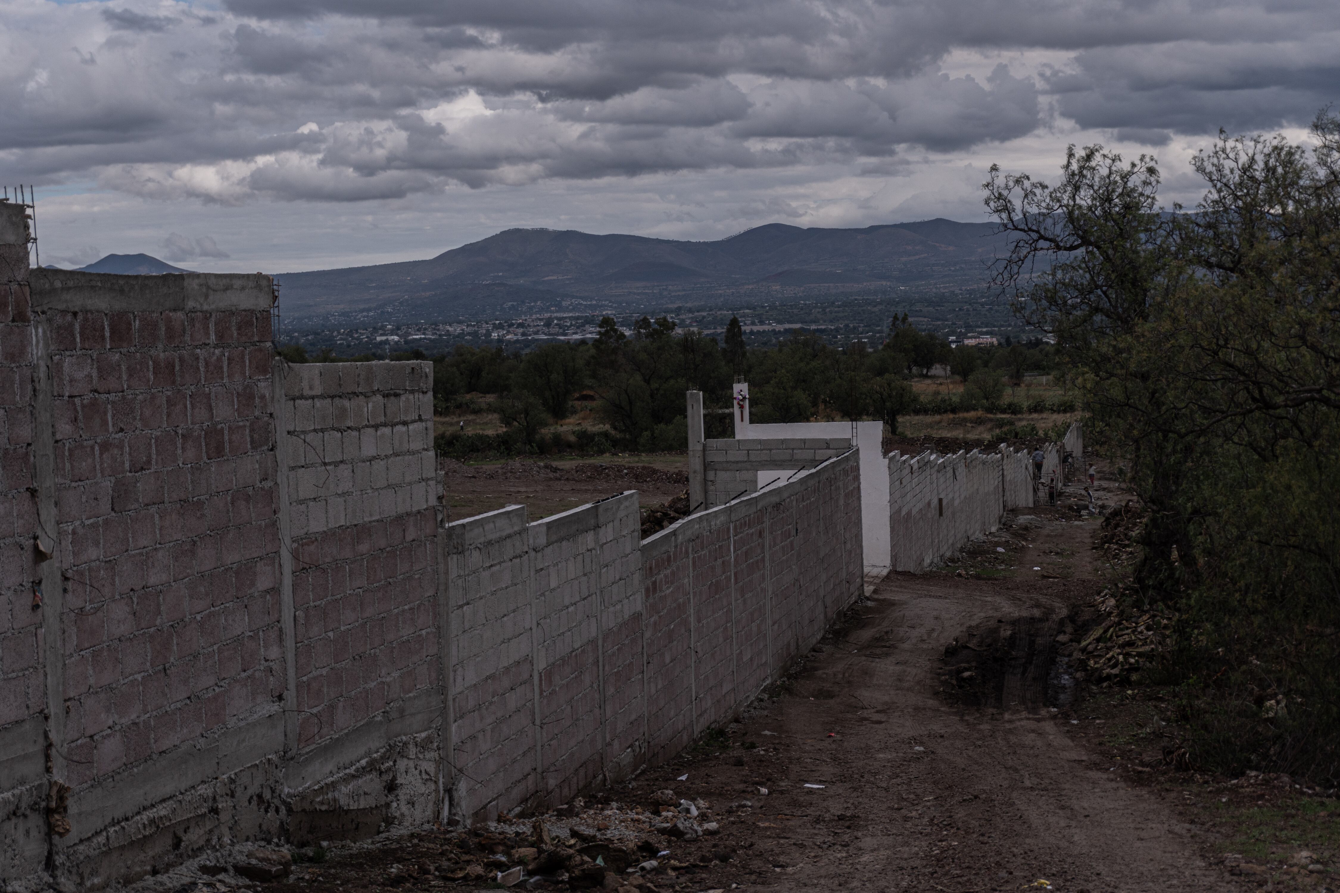 Zona de bardas en la construcción clausurada por el INAH en los terrenos aledaños a las pirámides. 