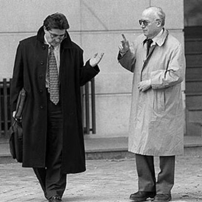 Los magistrados José Ricardo de Prada y Jorge Campos (derecha), en diciembre de 1996.