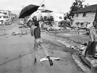 Ni&ntilde;o jugando con un paraguas en Sierra Leona en 1996.