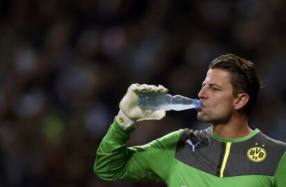 Weidenfeller se hidrata durante el partido.