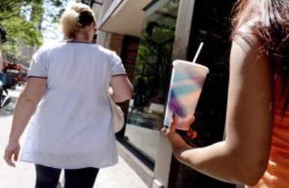 En la imagen, una mujer sostiene un refresco de tamaño grande en Nueva York, Estados Unidos. EFE/Archivo