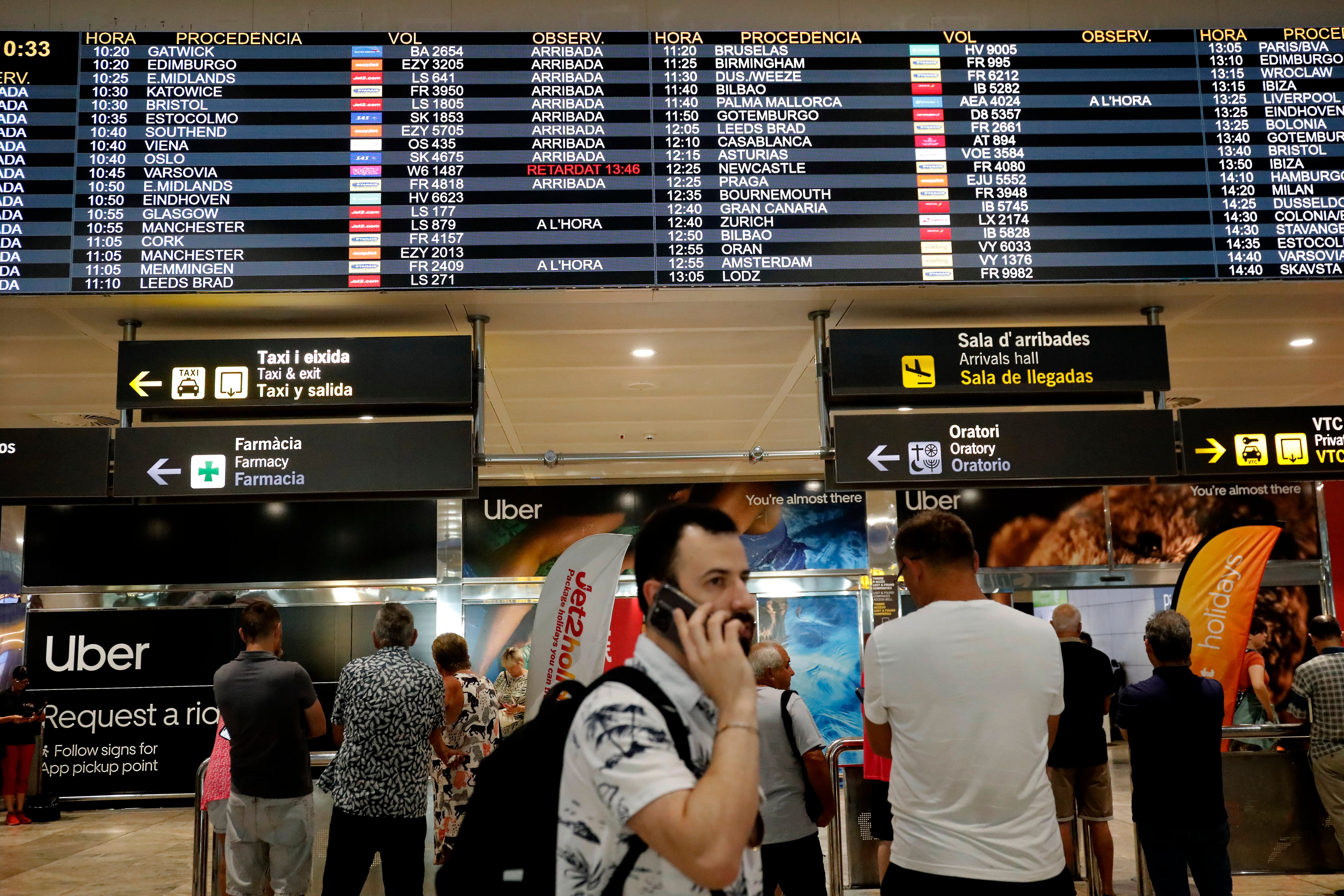 Familiares esperan en la sala de llegadas del aeropuerto Alicante-Elche, el 22 de julio.