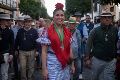 María de la O Carnerero antes de salir con la Hermandad del Rocío de Triana para hacer el camino hasta la aldea almonteña.