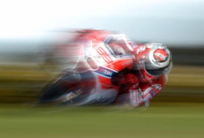 El piloto español Jorge Lorenzo del equipo Ducati participa en una prueba de la pretemporada, en el circuito de Phillip Island de Australia.