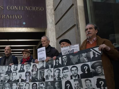 Manifestantes ante el Juzgado de lo Contencioso Administrativo numero 23 de Madrid.