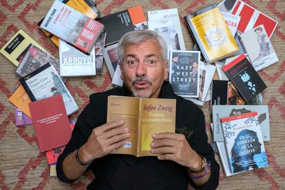 El actor y presentador de televisión Carlos Sobera posa rodeado de libros en Madrid, el pasado 13 de julio.