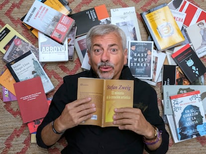 El actor y presentador de televisión Carlos Sobera posa rodeado de libros en Madrid, el pasado 13 de julio.