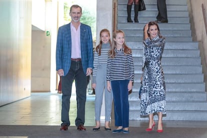 Los Reyes y sus hijas en Barcelona, este martes.