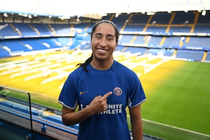 Mayra Ramírez posa con la camiseta del Chelsea, en Londres (Reino Unido), el 26 de enero de 2024