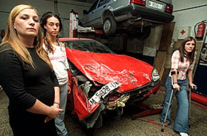 Vanessa López, Ruth Sánchez y María José López (de izquierda a derecha), ante el coche en el que viajaban.