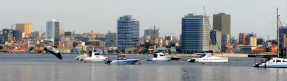 La capital de Angola es su mayor ciudad y puerto. Vista desde la Ilha de Luanda, sobre el Marginal.