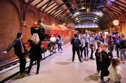 El 'Hogwarts Express', el tren que lleva en la versión cinematográfica a Harry Potter y sus amigos desde Londres hasta el colegio de magia y hechicería.