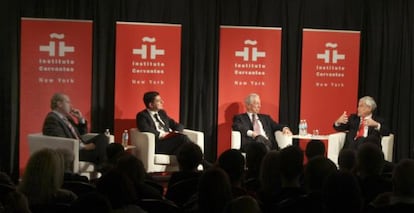 De izquierda a derecha, el expresidente de México Felipe Calderón; el escritor peruano Mario Vargas Llosa; el director del Instituto Cervantes, Ignacio Olmos; y el expresidente de Chile, Sebastián Piñera.