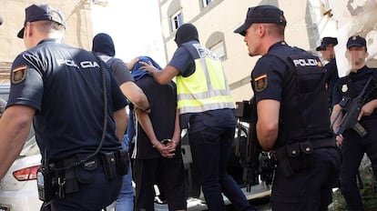 Efectivos de la Policía Nacional trasladan a una persona detenida.