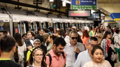 Viajeros del Metro de Madrid en la estación de Legazpi.