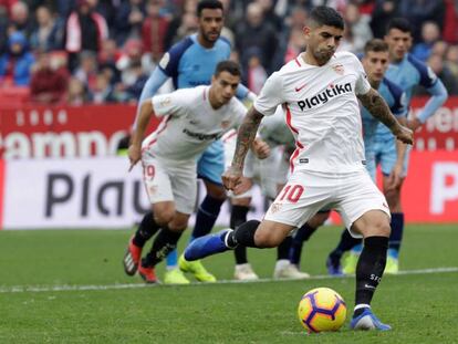 Banega lanza el penalti del 1-0 para el Sevilla.