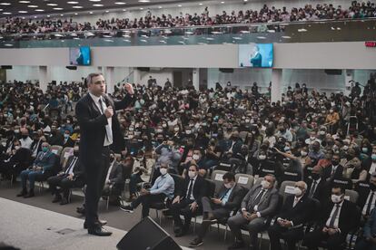 André Mendonça durante "culto da vitória" na igreja do pastor Silas Malafaia, no Rio de Janeiro. 