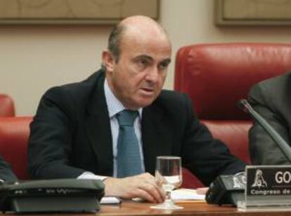 El ministro de Economía, Luis de Guindos, esta mañana en la capital, durante su comparecencia en el Congreso para analizar la situación económica española.