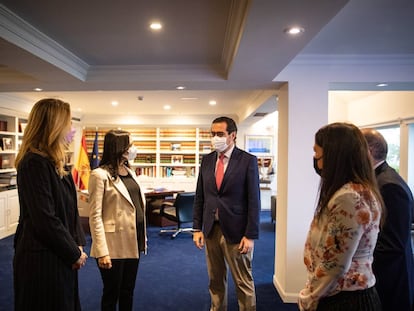 La presidenta de Cs, Inés Arrimadas, y el presidente de la CEOE, Antonio Garamendi, este lunes en la sede de la patronal, en Madrid.