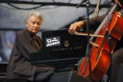 Abdullah Ibrahim toca el piano en el Jazzaldia de San Sebastian.