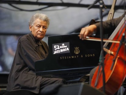 Abdullah Ibrahim toca el piano en el Jazzaldia de San Sebastian.