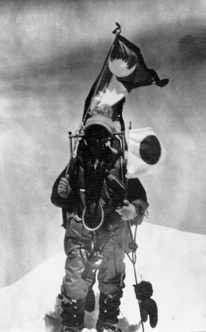 La japonesa Junko Tabei, en lo alto del Everest, el 16 de mayo de 1975.