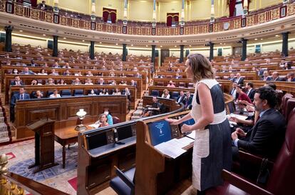 Cuca Gamarra frente a Pedro Sánchez, en el pleno del Congreso de control al Gobierno del miércoles.