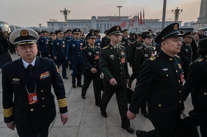 Delegados militares, a su llegada a la sesión inaugural de la Asamblea Nacional Popular celebrada en Pekín, este miércoles.