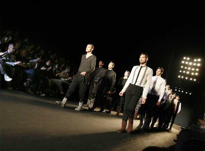 El diseñador propone la mezcla de texturas y la combinación de diferentes telas para vestir a un hombre masculino y desenfadado.