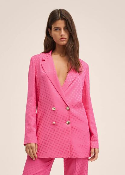 Para una boda, una fiesta o un día nada aburrido en la oficina. Esta blazer con botones dorados y lunares en rosa fucsia de Mango te sacará de más de un apuro de estilo.

69,99€