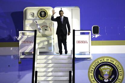 El presidente Barack Obama sale del Air Force One tras aterrizar en la base de Torrejón Madrid.