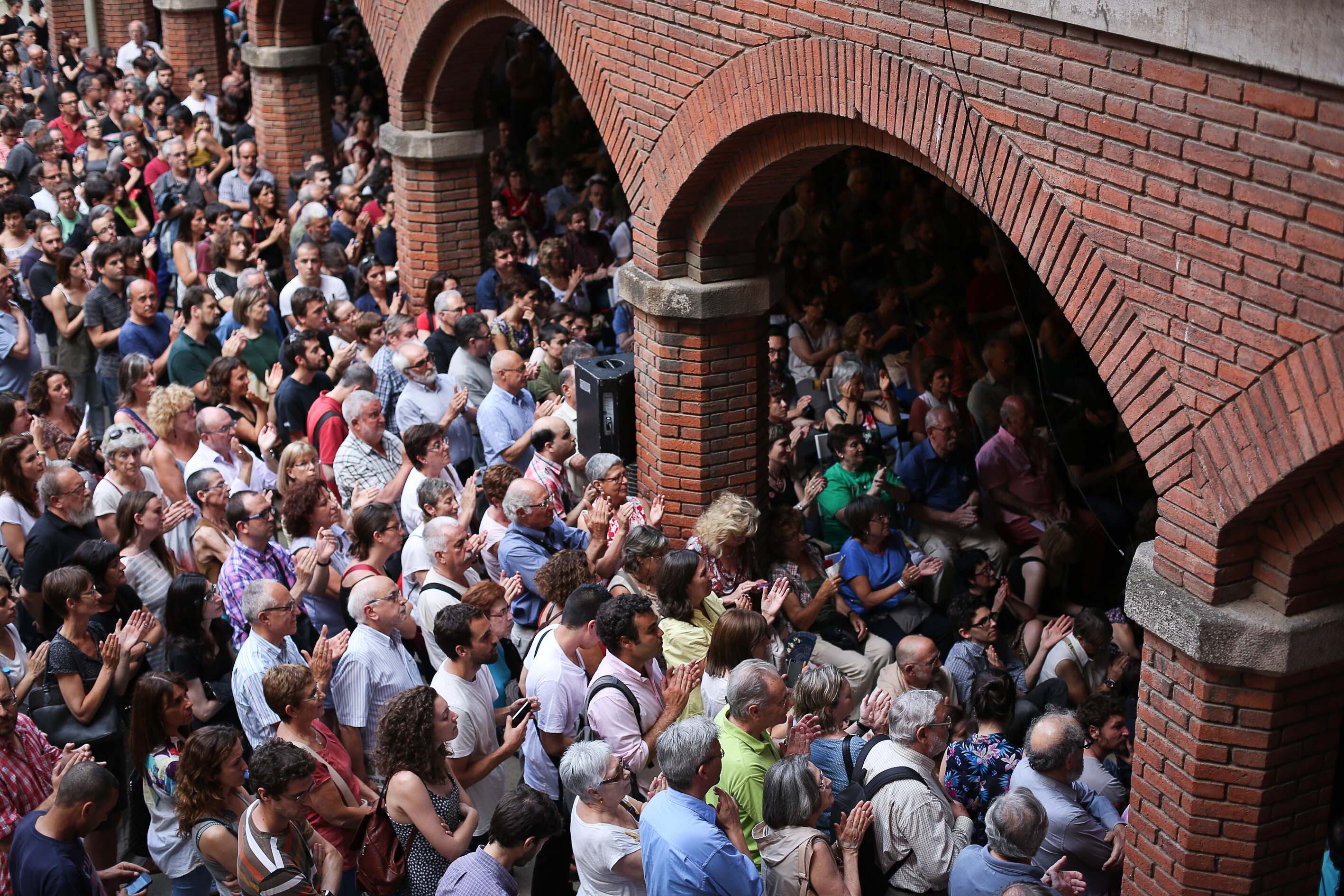 Centenares de personas siguieron el acto de presentación de Guanyem, en junio de 2014, desde la calle.