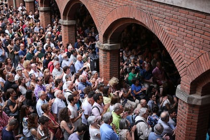 Centenares de personas siguieron el acto de presentación de Guanyem, en junio de 2014, desde la calle.