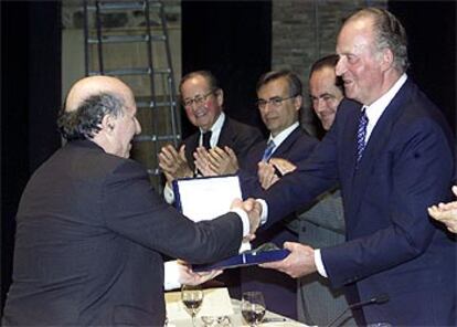 El Rey entrega ayer a Peridis el premio de la Real Fundación de Toledo.
