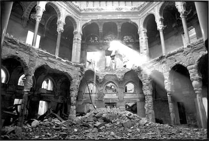 Interior de la biblioteca de Sarajevo (Bosnia Herzegovina), destruida con bombas incendiarias por la artillería serbia durante la guerra de los Balcanes, en 1992.