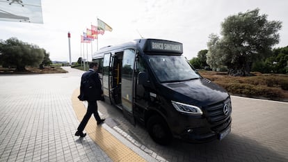 Uno de los vehículos del servicio de lanzadera que el Banco Santander habilita para sus empleados. /CEDIDA BANCO SANTANDER